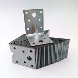 Colțar metalic ranforsat 70x70x55x2 mm zincat cu perforații multiple